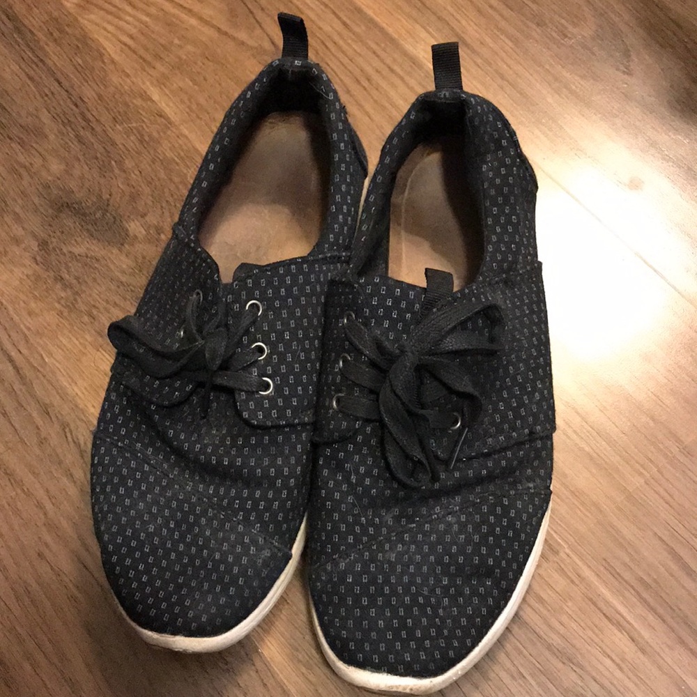 Black toms tennis shoes